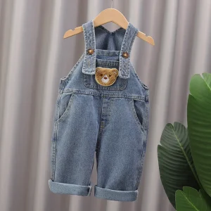Jardineira Infantil Jeans Unissex com Aplique de Ursinho – Conforto e Estilo para Todas as Estações